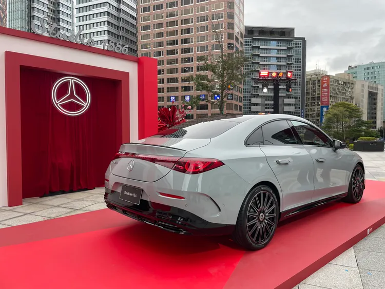 新一代CLA採四門轎跑設定，結合Fastback斜背線條與無窗框車門，搭配Shark Nose車頭設計，強化整體運動化視覺。林浩昇攝