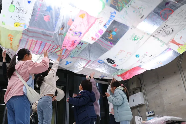 民眾參與「太陽能飛行博物館」工作坊，完成的作品將於展覽中呈現。館方提供