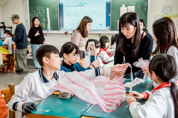 大觀國小學生參與「太陽能飛行博物館」工作坊。館方提供