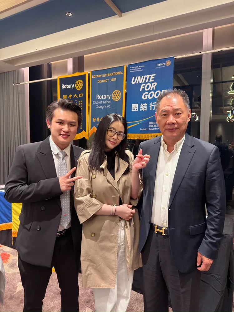 蕭淑慎（中）在老公梁軒安（左）官司風波後首露面，開心與企業家王調軍(右)合影。鷹傳媒提供
