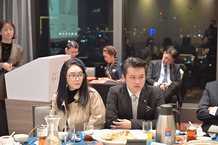 蕭淑慎（左）氣色很好，陪著梁軒安出席活動。鷹傳媒提供