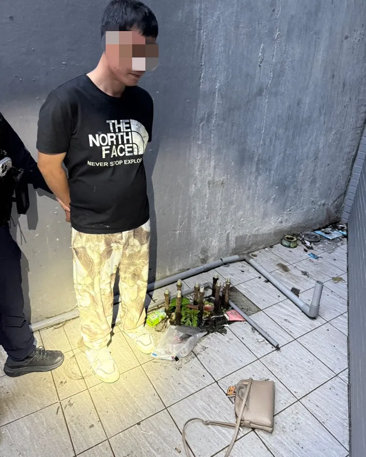 警方帶竊賊尋回遭其丟棄的皮包。中壢警分局提供