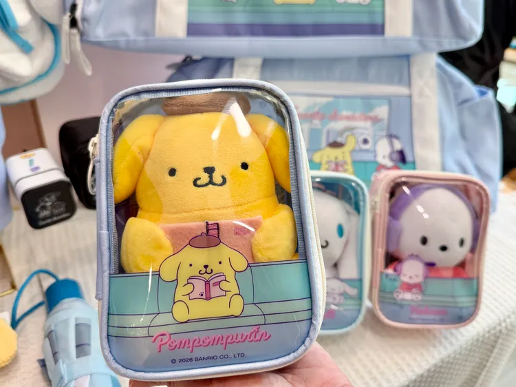 追星必備的配件有3款「布偶掛飾痛包組」，每款加價299元可購得。莊偉祺攝