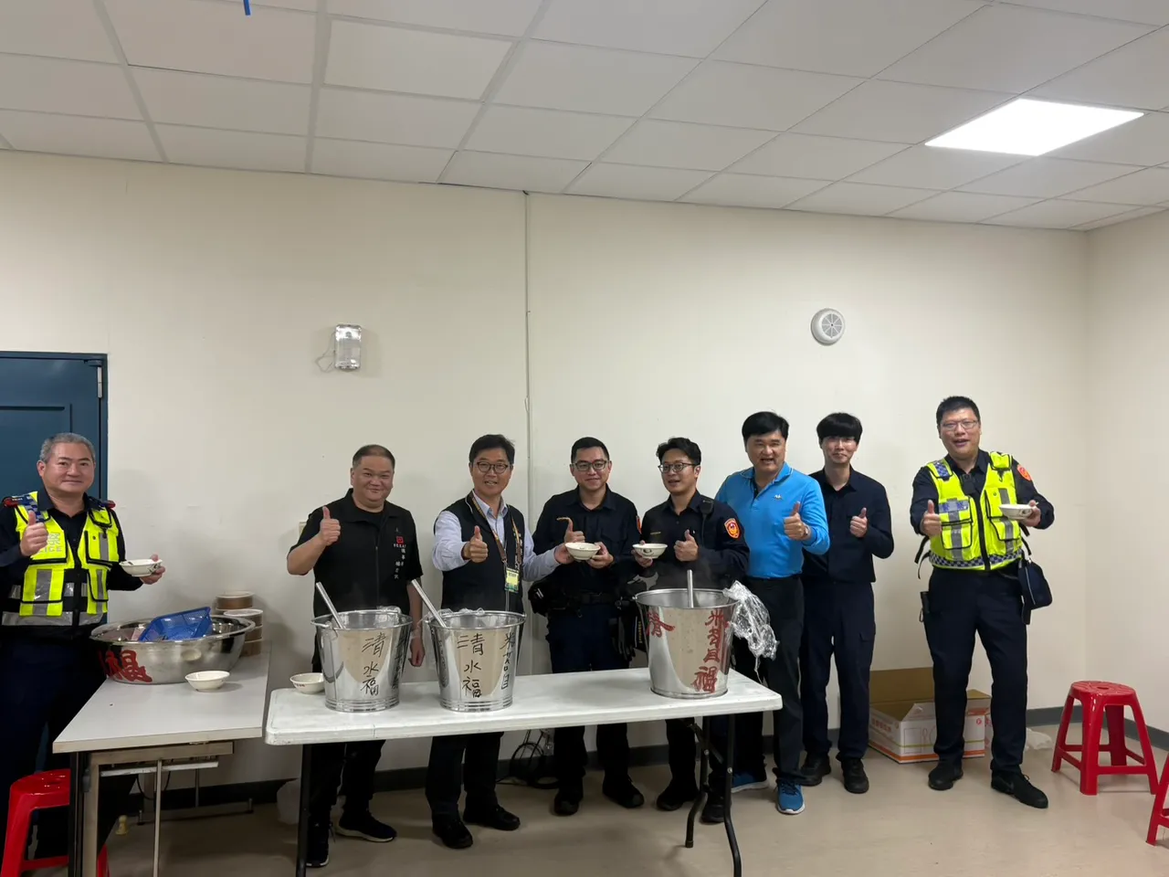 「米苔目大王」、藝術人文交流協會理事長楊志文，準備米苔目與甜點慰勞執勤員警。民眾提供