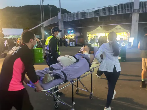 台中「浮現祭」16歲女樂迷太嗨突昏倒　躺擔架送醫畫面曝光