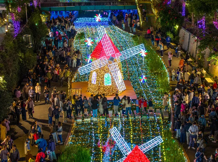 中港光雕展開幕僅兩週參觀人潮已突破58萬人次創下佳績 。水利局提供