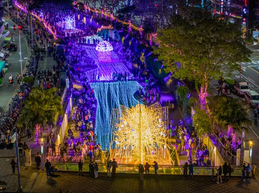 2週狂吸58萬人！新莊中港光雕展爆紅　白色情人節單日13萬人朝聖