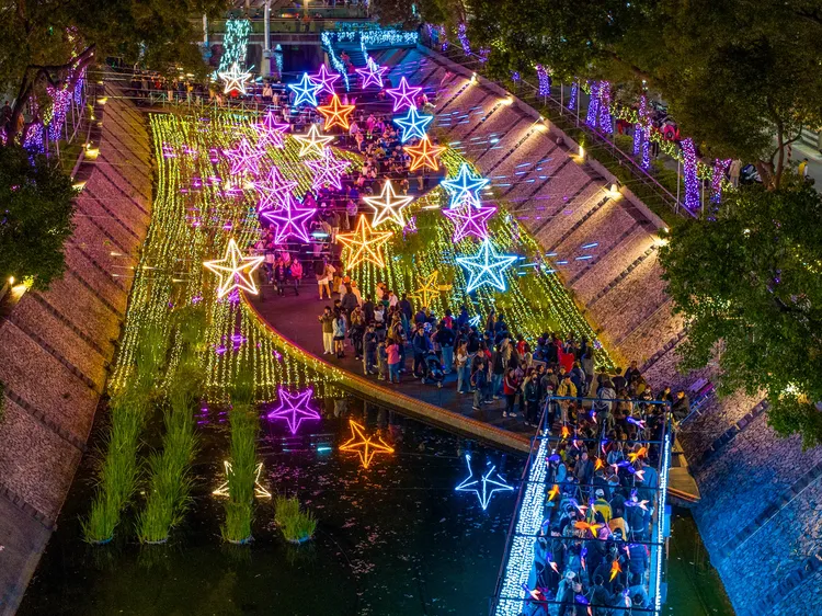 璀璨燈海點亮中港大排民眾湧入共賞。水利局提供