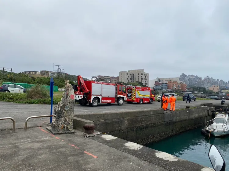 位於三芝區的後厝漁港傳出有民眾駕車衝入漁港海域。翻攝畫面