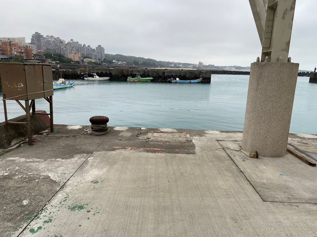 三芝後厝漁港驚傳車輛落海!疑有人受困 警消火速趕赴搶救