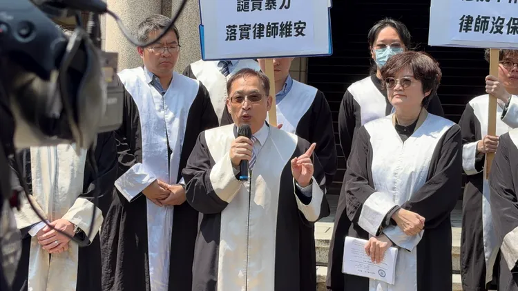 台中律師公會理事長吳中和今專程北上與全律會一起在司法院開記者會，說明昨天巴掌事件原委。張欽攝