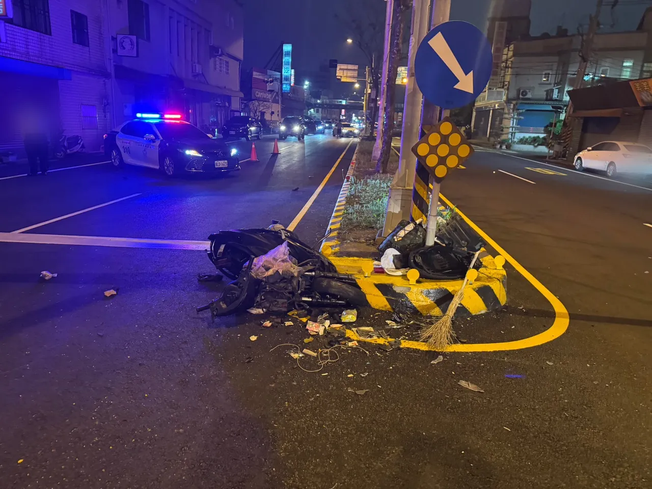 朱男機車嚴重毀損。民眾提供