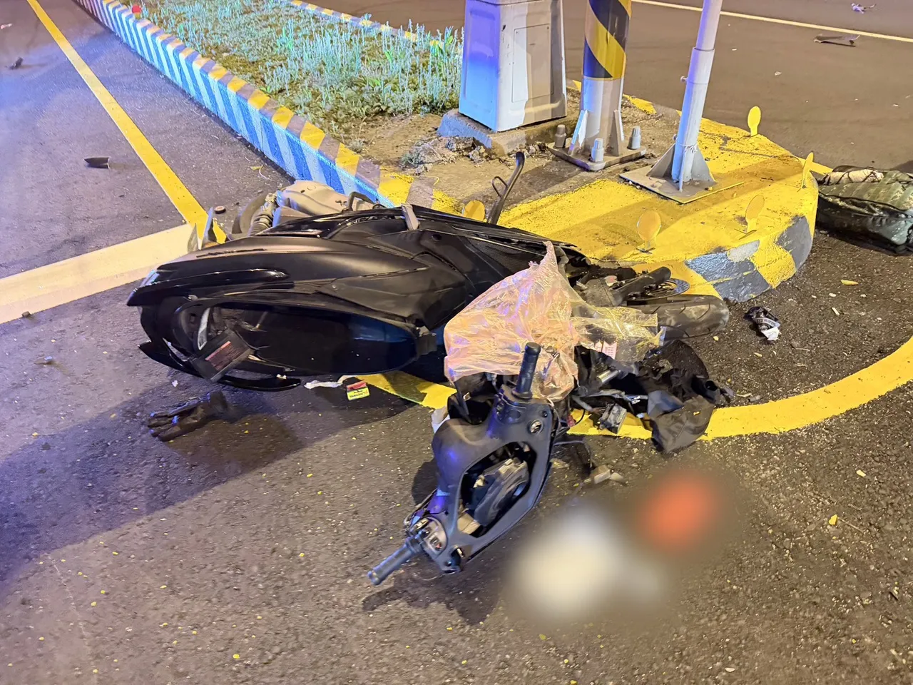 朱男騎機車載女友遭違規白牌車猛撞。民眾提供