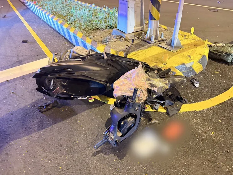 朱男騎機車載女友遭違規白牌車猛撞。民眾提供