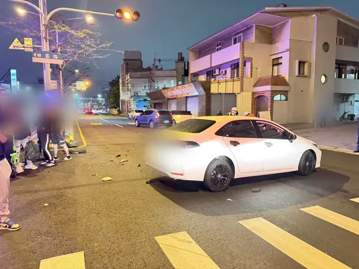 苗栗白牌車違規載客路口猛撞機車　情侶檔1死1重傷