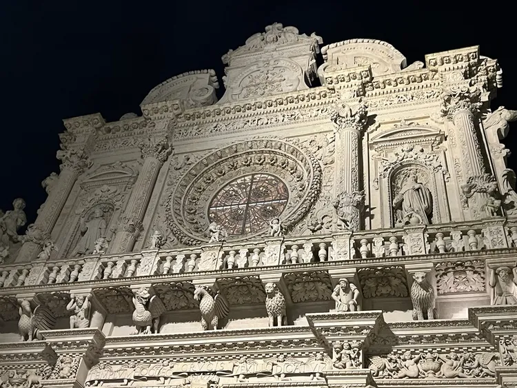 Ciclonica路線起點是享有「巴洛克之都」美譽的古城萊切（Lecce），也是知名觀光景點，圖為城內教堂外觀華麗建築。 中央社