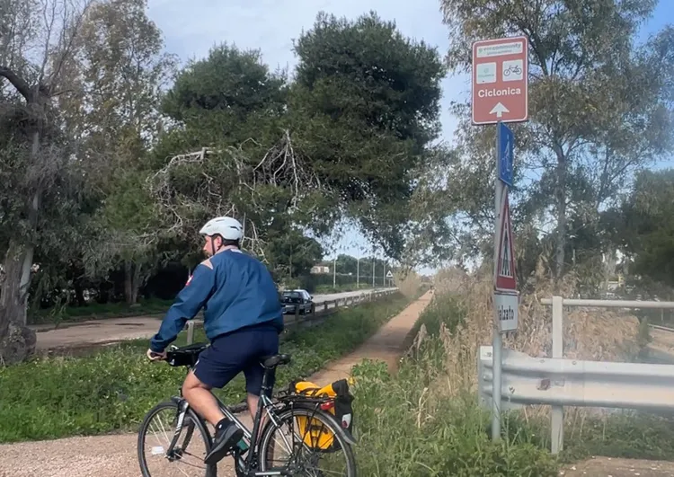 Ciclonica單車道沿途都會有咖啡色路標，方便騎士循線而行，也可以下載App規劃路線。 中央社