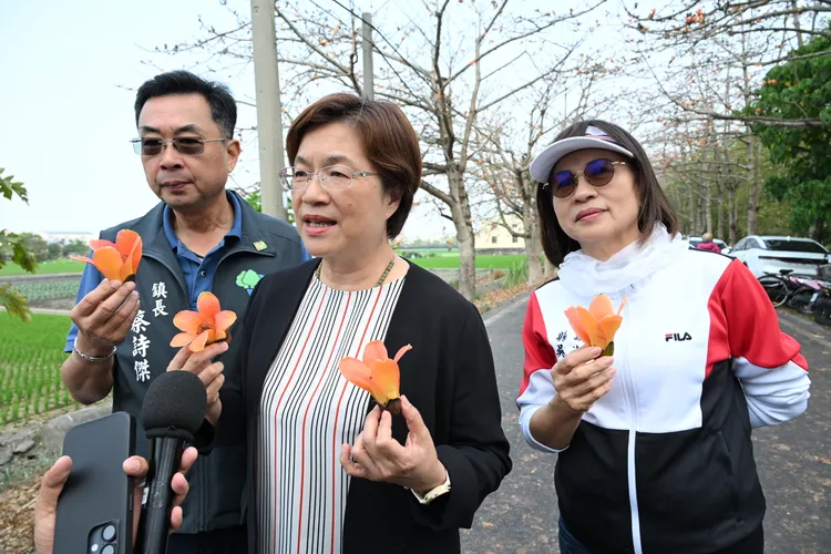 彰化縣長王惠花手持木棉花邀請大家來二林賞花。縣府提供