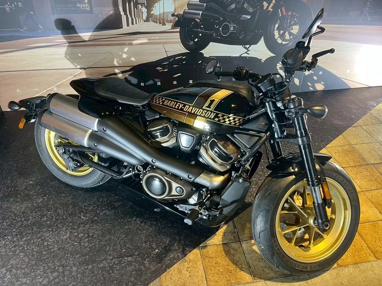 Harley-Davidson現場發表性能取向打造的Sportster S Victory Legacy特仕版，以獨特金色圖裝展現強烈個性化風情。周奕豪攝