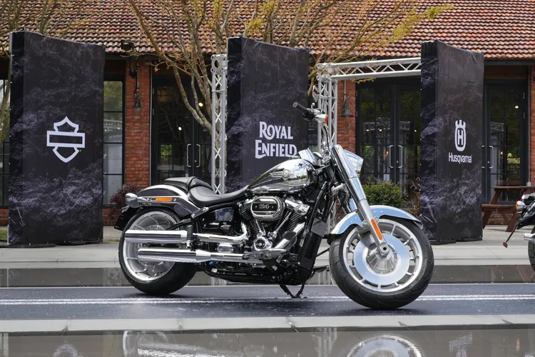 Harley-Davidson Fat Boy Titanium Phantom《鈦金幻影》特仕版，透過低調鈦金奢華，重新定義美式重機的霸氣與神祕。周奕豪攝