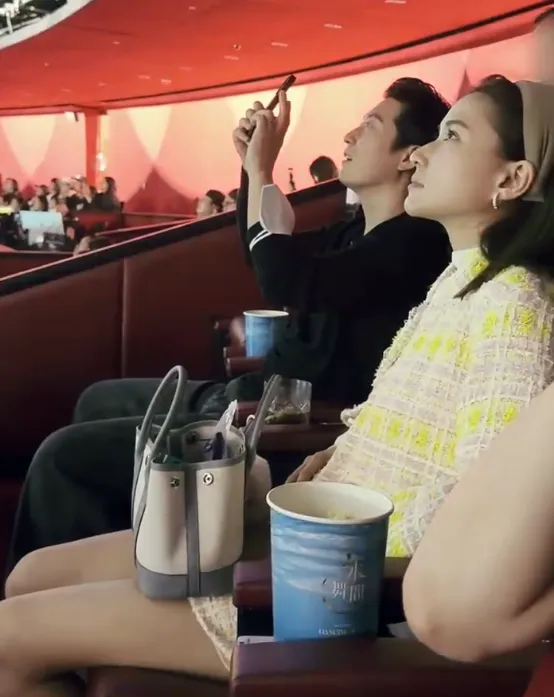 何超蓮已看過《水舞間》，陪老公竇驍二刷。翻攝何超蓮微博