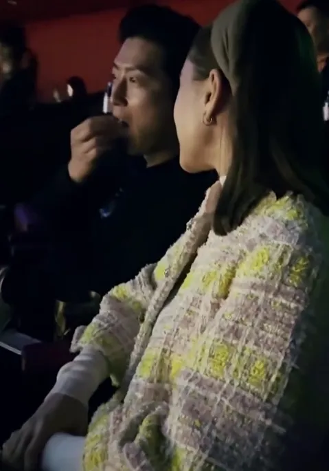 竇驍吃爆米花，何超蓮甜笑看著老公，不時耳語。翻攝何超蓮微博