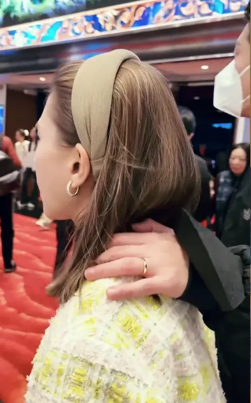 竇驍摟住老婆。翻攝何超蓮微博