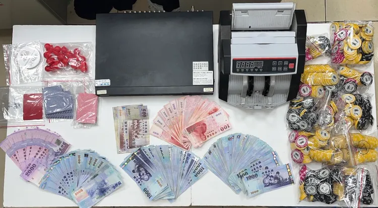 現場查扣賭資。中壢警分局提供