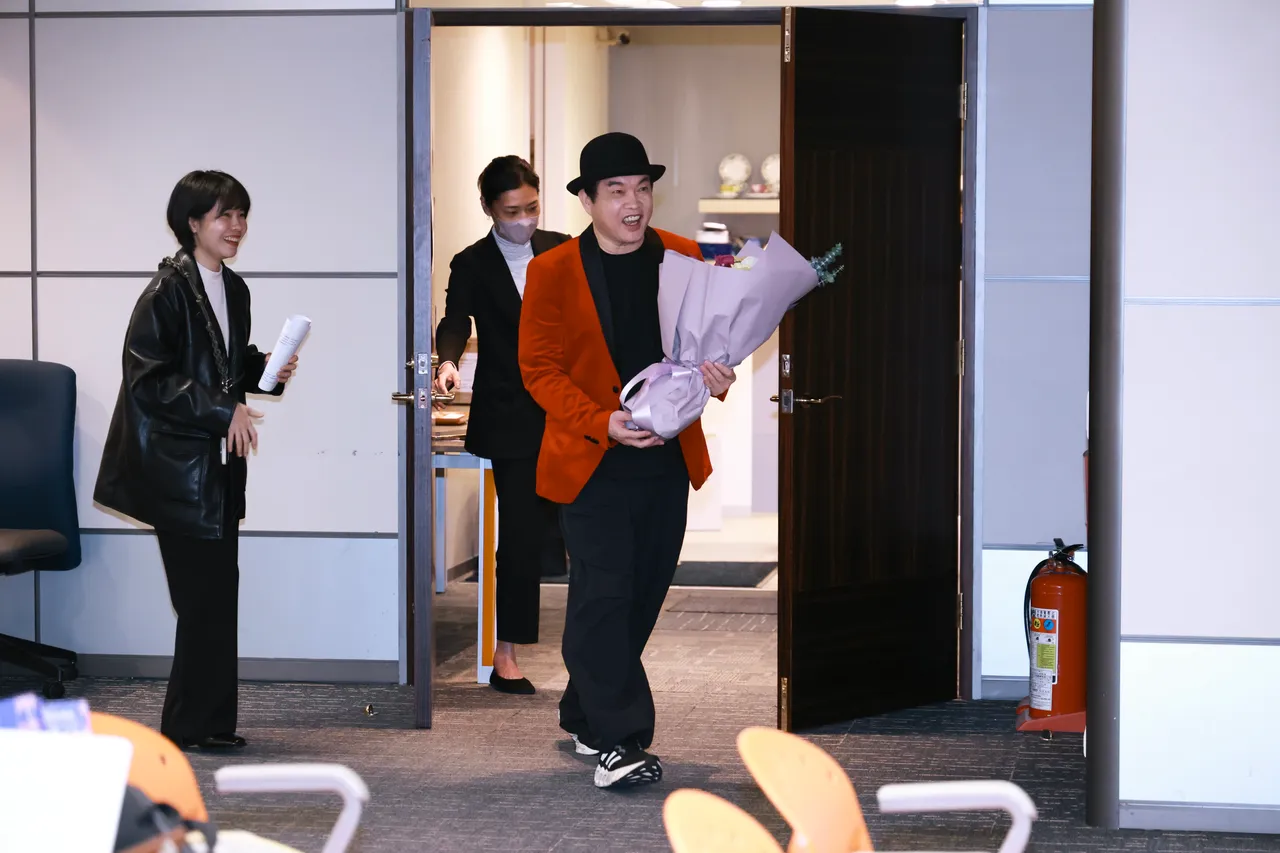 康康為陳怡婷獻花。彭欣偉攝