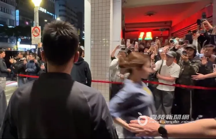 日本成員SANA一下車便小跑步進金豬食堂慶功。特勤中心攝