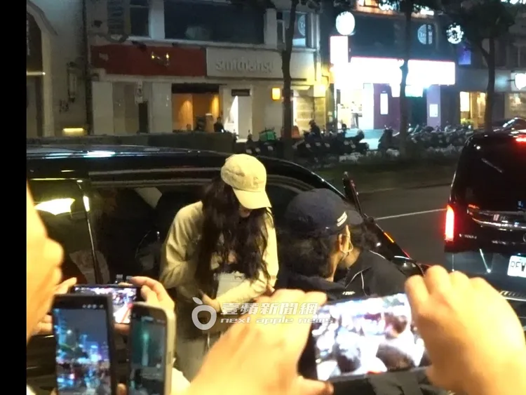 周子瑜戴著帽子頭低低，面對現場粉絲十分含蓄。特勤中心攝