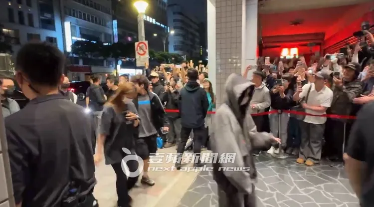 MINA（左）與定延搭最後一台保母車抵達現場，粉絲瘋狂呼喊，氣氛十分熱烈。特勤中心攝