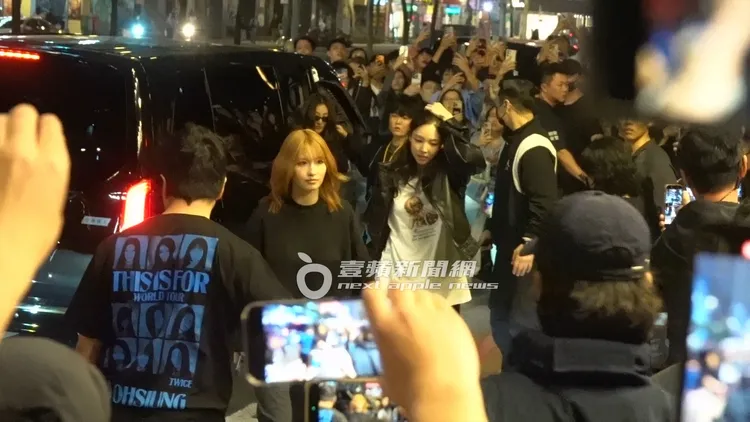 MOMO（左）及娜璉率先下車，志效（後）則戴著太陽眼鏡走在後面。特勤中心攝