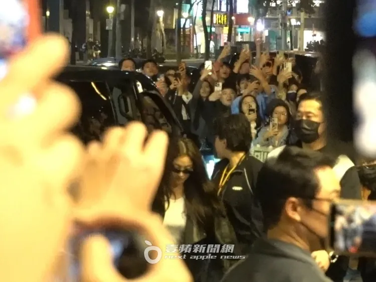 志效低著頭在工作人員引導下走進餐廳慶功宴。特勤中心攝