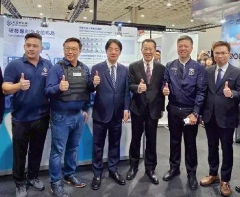 2025台北國防展期間，總統賴清德等人參觀大合新攤位合影留念。台灣國防產業發展協會提供