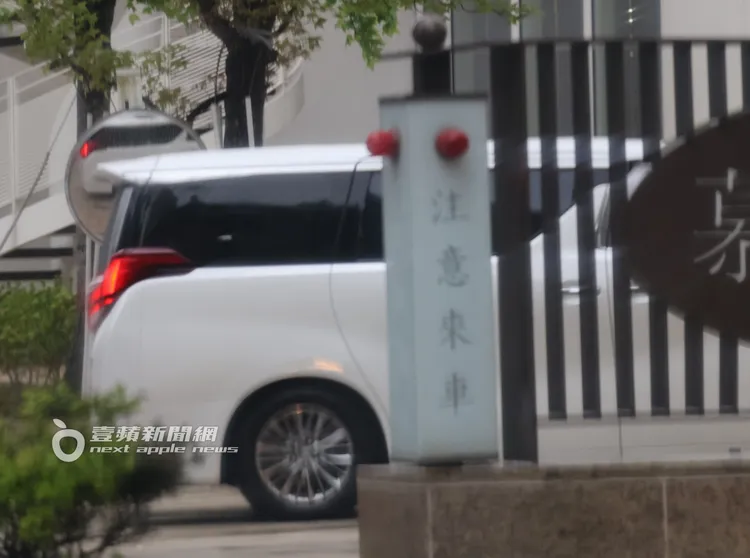 李連杰父女返回香港娛樂大亨向華強位於台北信義區的6億元超級豪宅「琢白」。特勤中心攝