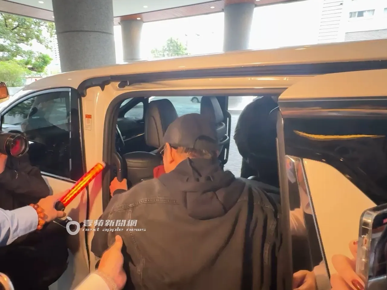 李連杰反應迅速、身手依舊俐落，立即站穩腳步並順勢抓住車門把手。特勤中心攝