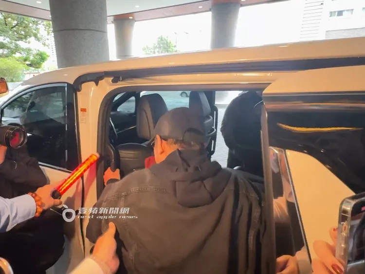 李連杰反應迅速、身手依舊俐落，立即站穩腳步並順勢抓住車門把手。特勤中心攝