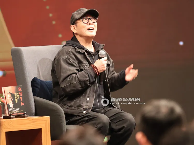 李連杰在台上分享人生經驗，展現大師級的幽默感。特勤中心攝