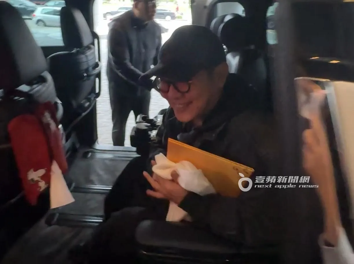 李連杰臉上依舊掛著微笑向眾人致意。特勤中心攝