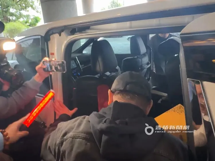 李連杰上車前疑似被絆了一下，身體瞬間前傾。特勤中心攝
