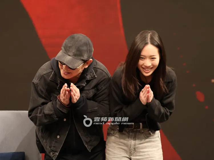 李連杰（左）和22歲小女兒Jada一同雙手合十，感謝現場眾人。特勤中心攝