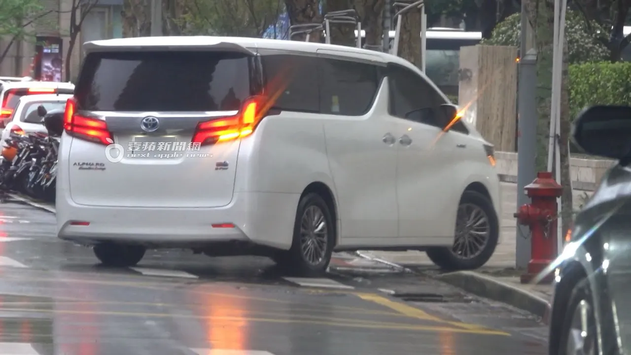 保母車一路直奔信義區豪宅。特勤中心攝