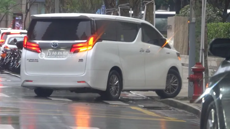 保母車一路直奔信義區豪宅。特勤中心攝