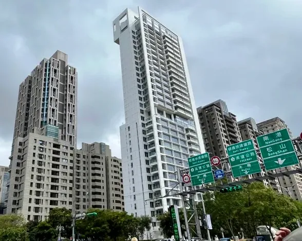 台北市信義區的6億元超級豪宅「琢白」。特勤中心攝