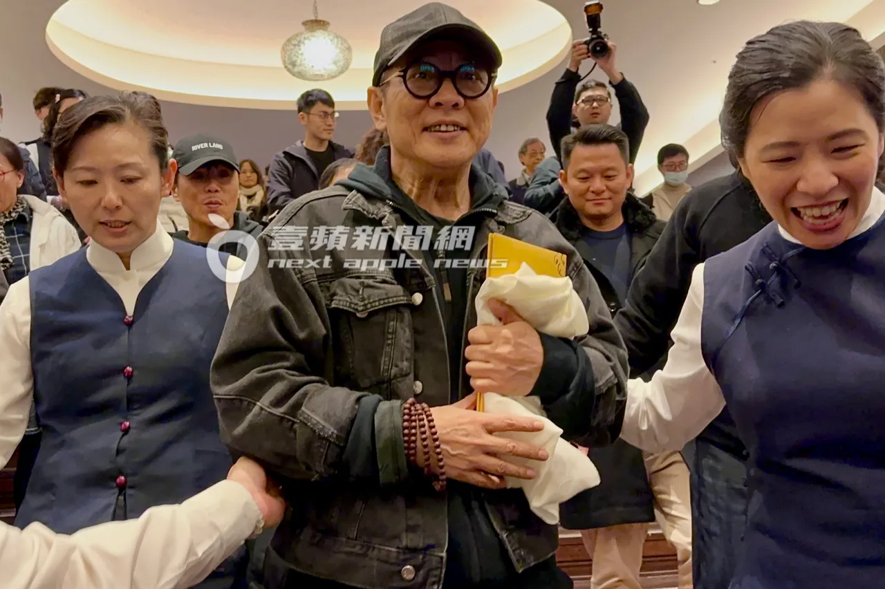 李連杰在工作人員護送下步出會場。特勤中心攝