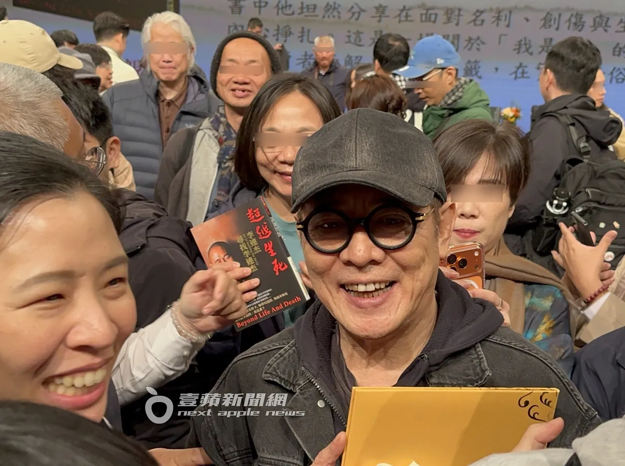 粉絲相當熱情，緊跟著李連杰（中），現場寸步難行。特勤中心攝