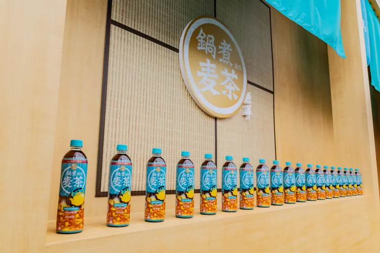 「原萃」鍋煮風味麥茶包裝設計延續日系風格，還原經典日式正統風味。可口可樂公司提供