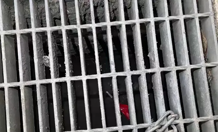 紅包袋被丟在水溝內。翻攝畫面