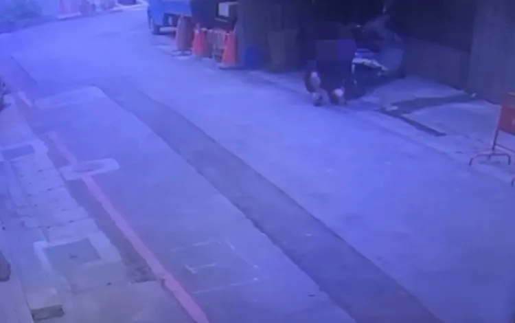 監視器拍下蘇姓工人丟棄紅包袋。翻攝畫面